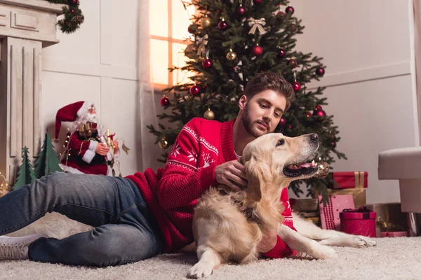 Hombre jugando con perro en Navidad — Foto de Stock