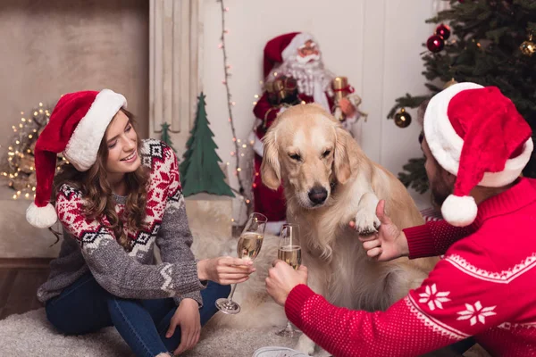 Paar trinkt zu Weihnachten Champagner — Stockfoto