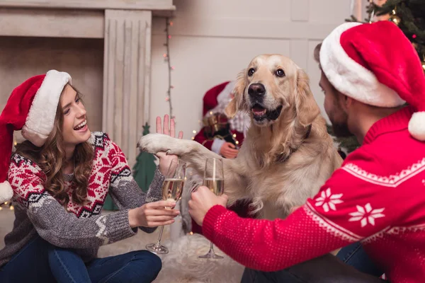 Par som dricker champagne på christmastime — Stockfoto