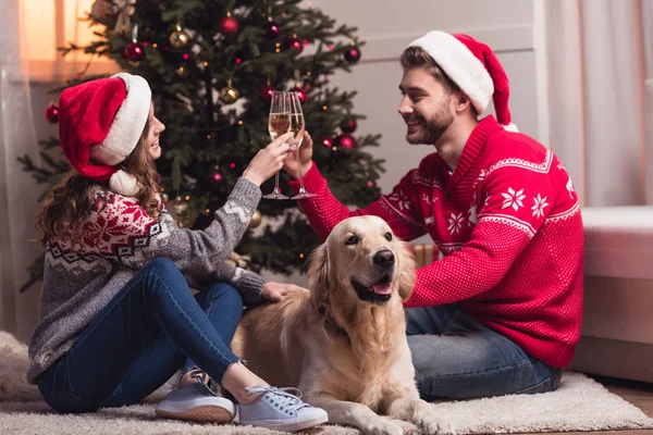 Noel şampanya içiyor Çift