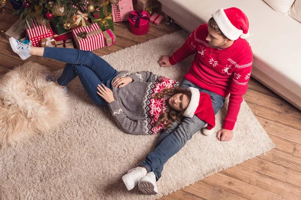 Jovem casal em chapéus de Santa — Fotografia de Stock