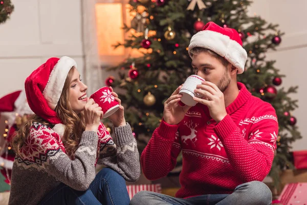 Pareja con tazas en Navidad —  Fotos de Stock