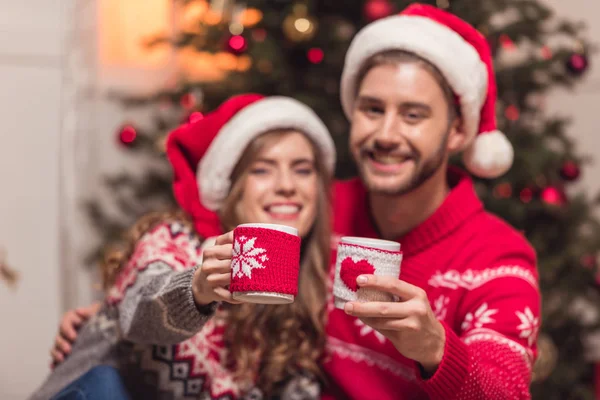 Casal com copos no Natal — Fotografia de Stock