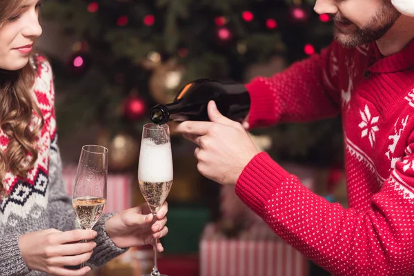 Paar trinkt Champagner — Stockfoto