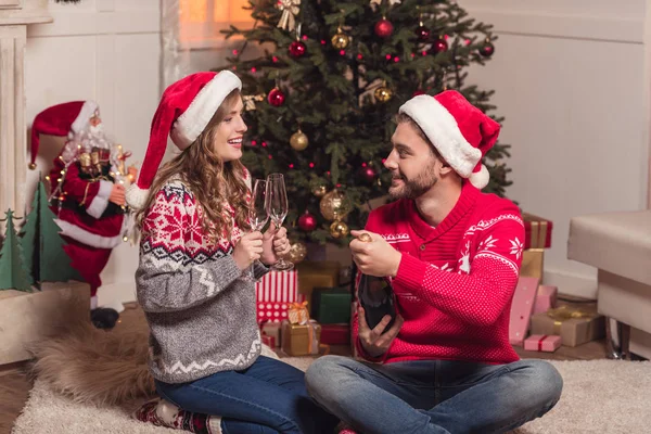 Şampanya içen çift