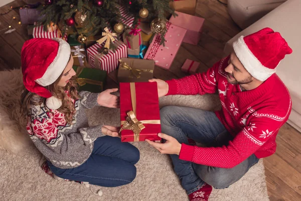 Noel hediyesi ile genç bir çift