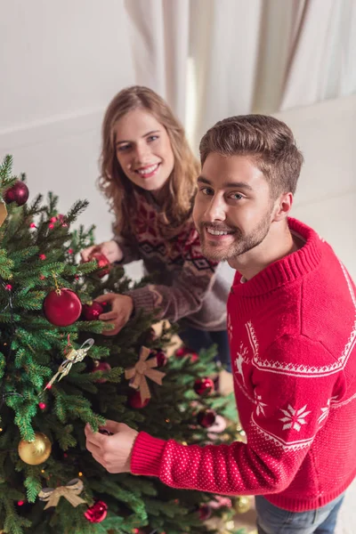 Pareja decorando árbol de Navidad — Foto de Stock