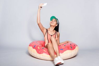 selfie alarak havuzu float kadın 