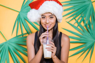 Noel Baba şapkası milkshake içme kadın