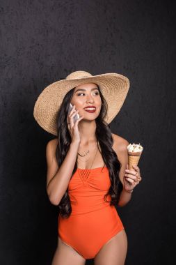 Asyalı kadın smartphone üzerinde söz