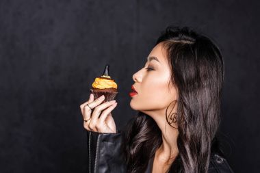 Cadılar Bayramı cupcake kadar tutan kadın