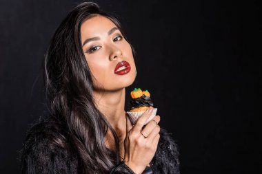 kadın holding cupcake