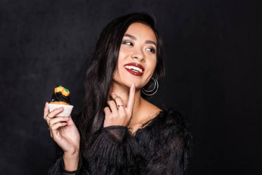 kadın holding cupcake