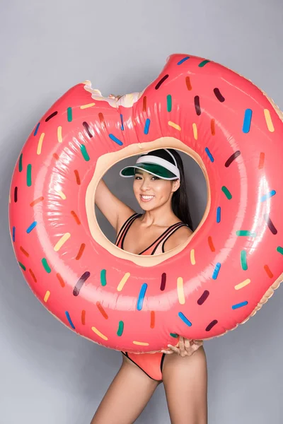 Mayo havuzu float tutan kadın