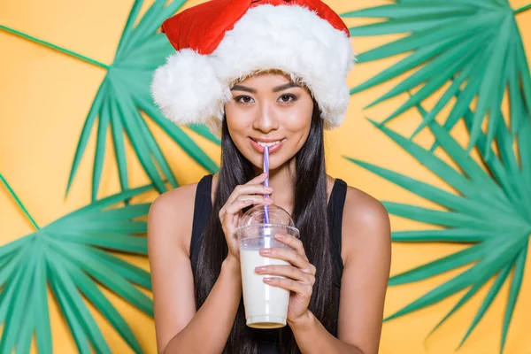 Mulher em santa chapéu beber milkshake — Fotografia de Stock