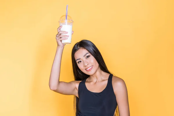 Ασιατικές γυναίκα εκμετάλλευση milkshake — Φωτογραφία Αρχείου