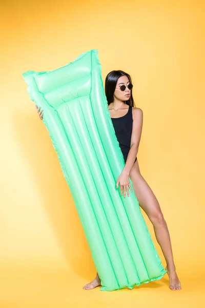 Nő a fürdőruha a medence matrac — Stock Fotó