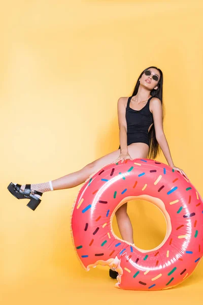 Mulher com flutuador de piscina de donut — Fotografia de Stock