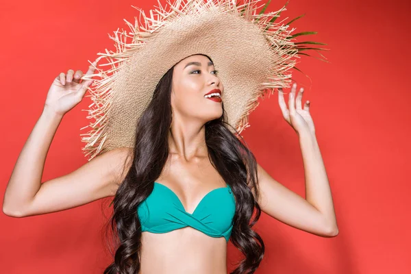 Donna in costume da bagno e cappello da spiaggia — Foto Stock