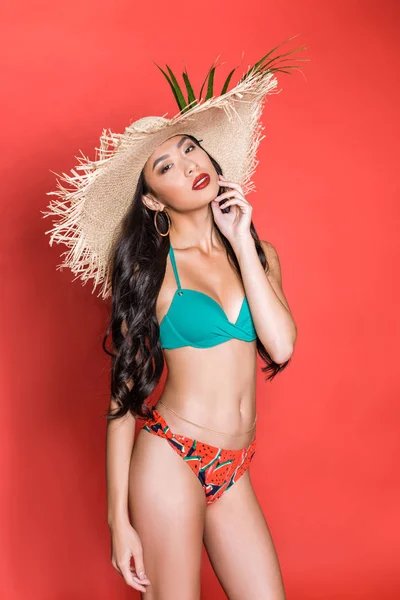 Mulher de maiô e chapéu de praia — Fotografia de Stock