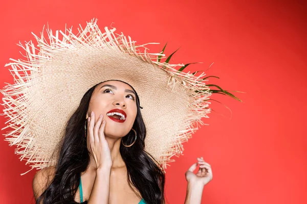 Mulher sorridente em maiô e chapéu de praia — Fotografia de Stock