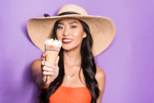 Mujer asiática sosteniendo helado — Foto de Stock