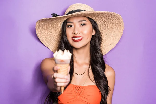 Азиатка держит мороженое — стоковое фото
