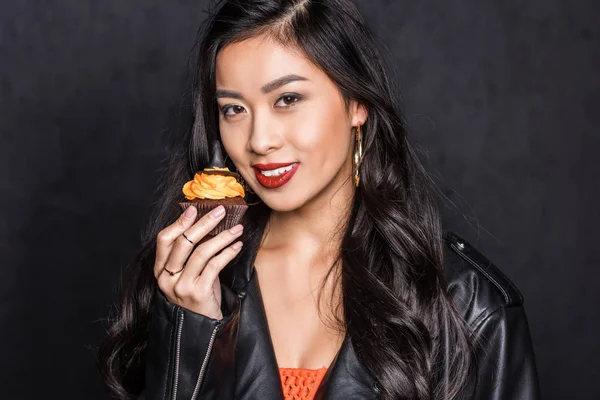 Wanita memegang cupcake halloween — Stok Foto