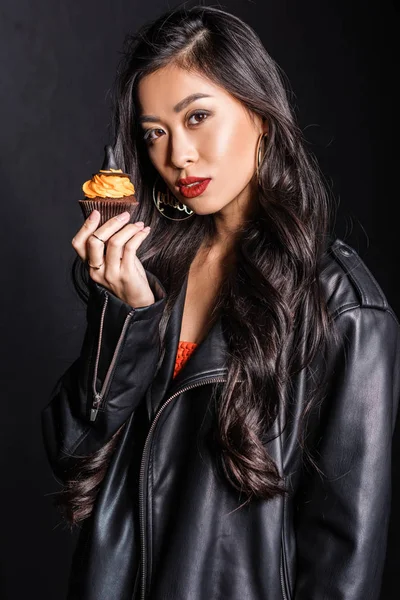 Mulher com cupcake na mão — Fotografia de Stock