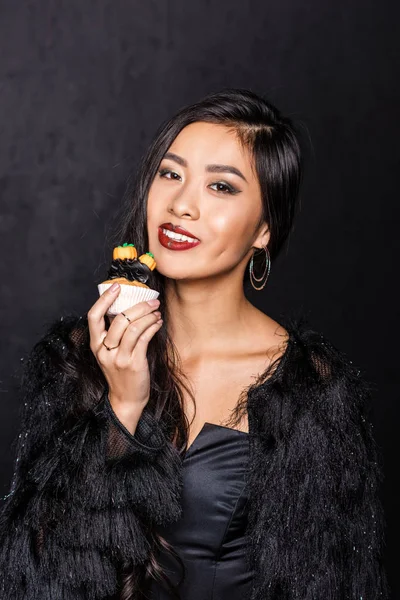 Kvinna anläggning cupcake — Stockfoto