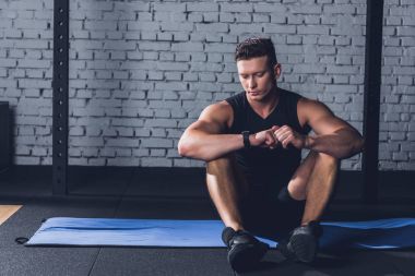 Sportif man smartwatch arıyorum