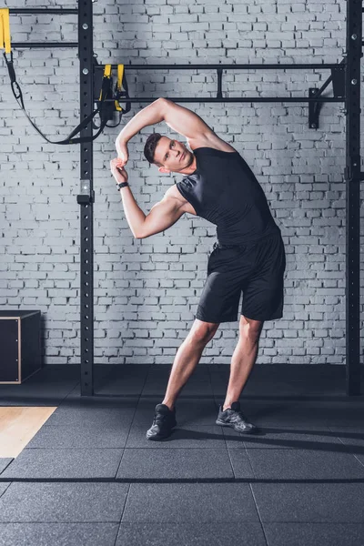 Hombre estirándose antes de entrenar —  Fotos de Stock