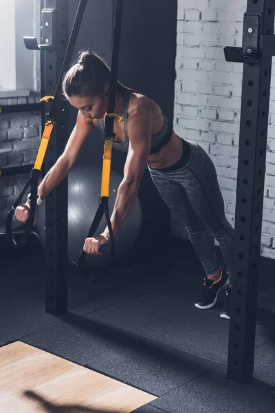 Woman training in gym — Stock Photo, Image