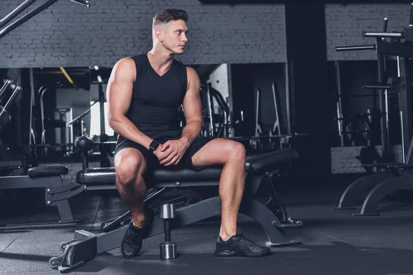 spor salonunda spor adamı