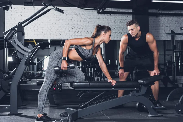 kadın ile Halter salonunda egzersiz