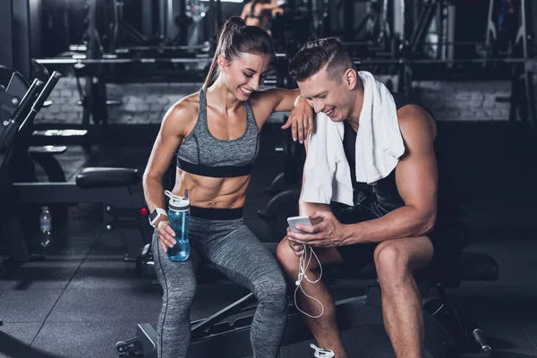 Sportive couple with smartphone — Stock Photo, Image