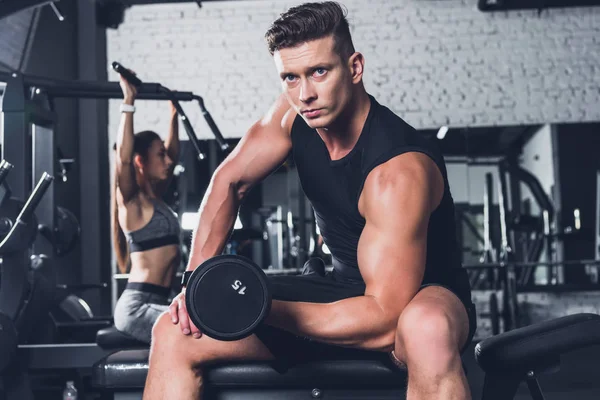 Atlético homem com barbell — Fotografia de Stock