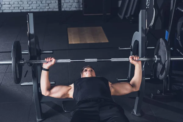 Homem levantando barbell — Fotos gratuitas