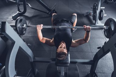 Adam halteri kaldırıyor.