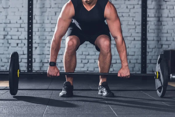 Homem levantando barbell — Fotografia de Stock