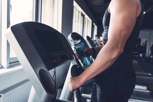 Hombre haciendo ejercicio en la cinta — Foto de Stock