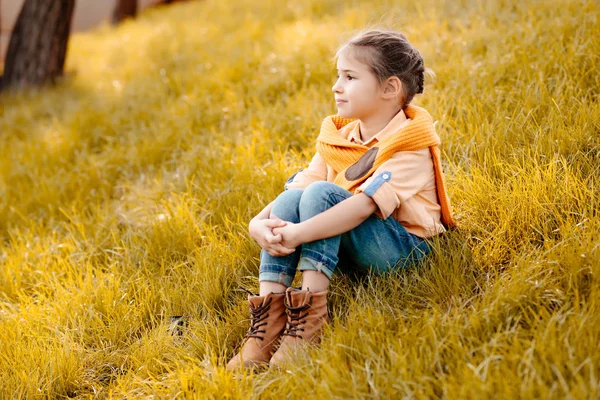 Criança sentada no parque — Fotografia de Stock