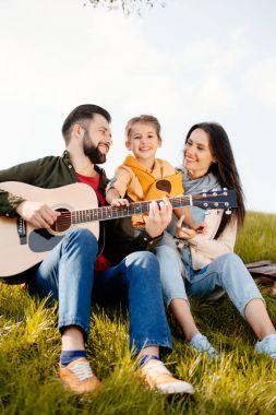adam aile ile gitar çalmak