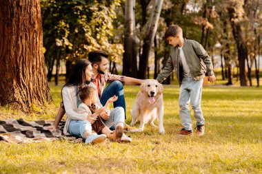 köpek park ile oynarken aile