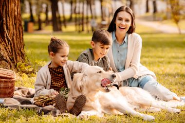 Çocuklar ve anne sevişme köpek park