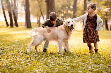 çocuklar köpek sevişme 