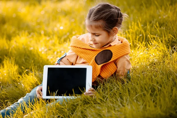 Ребенок показывает цифровой планшет — стоковое фото
