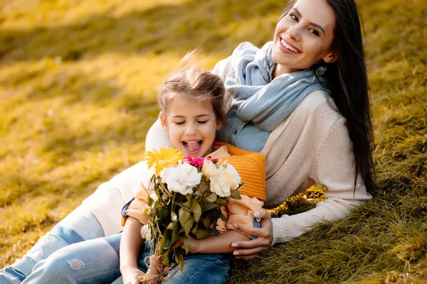 Tochter und Mutter mit Blumenstrauß — Stockfoto