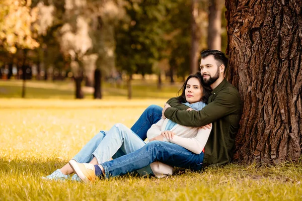 Egy pár ölelkezik a parkban — Stock Fotó