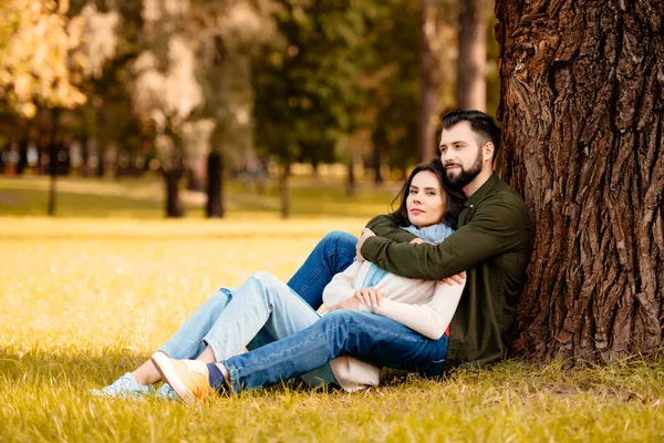 Casal abraço no parque — Fotografia de Stock